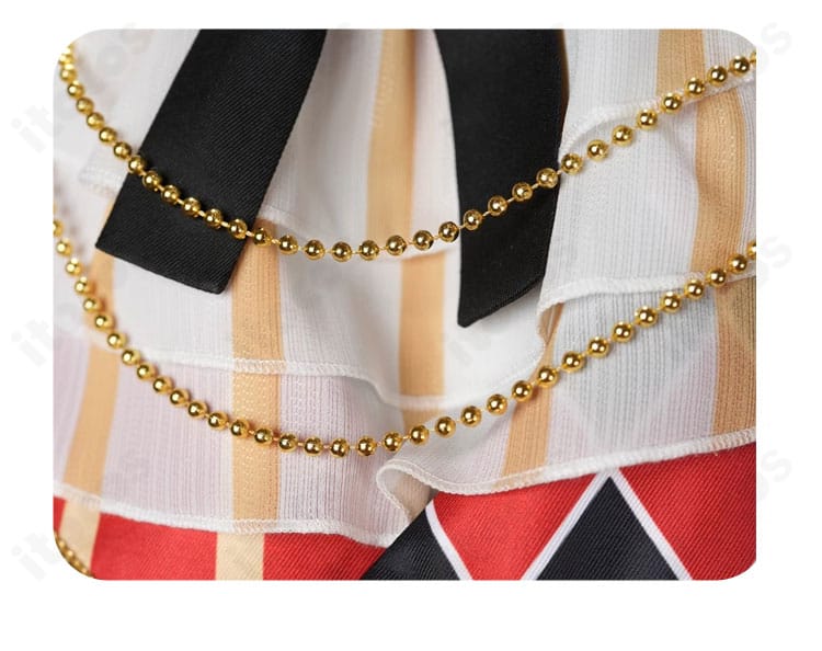 装飾チェーンの質感と取り付け位置の詳細。金具の色味と長さバランスが分かる近接写真