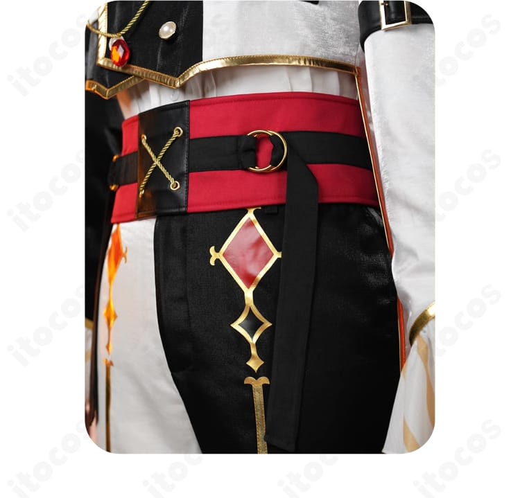 ウエスト周りの装飾とチェーンの取り回しが分かる近接写真