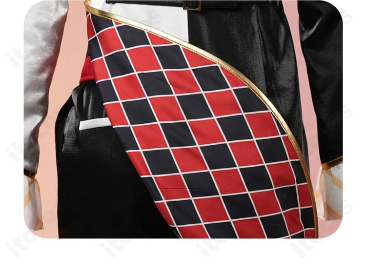 衣領装飾のアップ。スカーフ結び目とアクセントパーツの配置が分かる写真