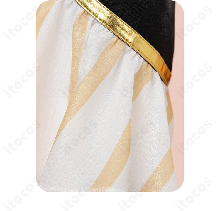 袖口装飾のディテール。カフスの切り替えと装飾ボタンの質感を示す近接写真