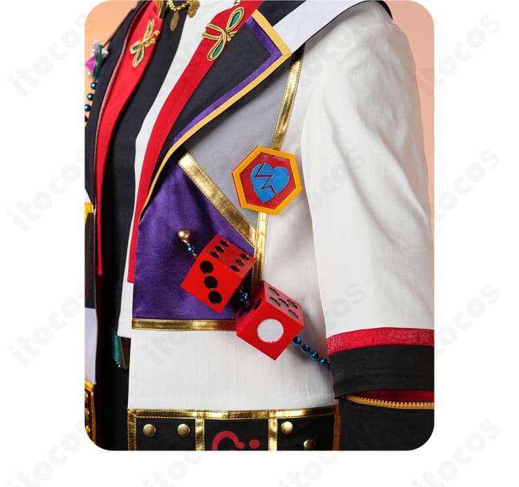 七種茨 胸元装飾の拡大。胸飾りの配置と立体感、縫い付けの丁寧さを示す画像。