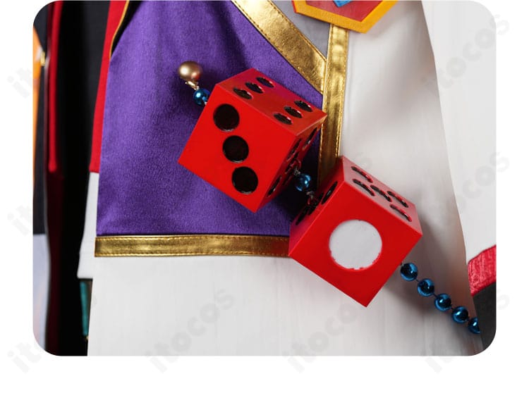 七種茨 襟元サイコロモチーフの拡大。アクセントパーツの質感と取り付け強度を見せる画像。