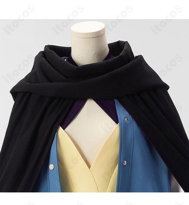 襟の装飾ディテール。綾瀬星子の気品を演出する襟元の意匠がわかるアップ