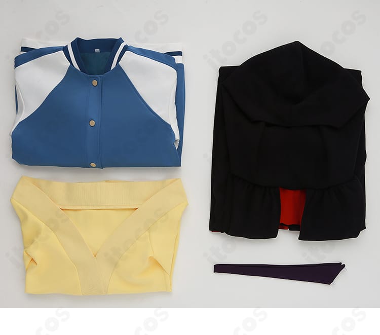 セット内容の展示。綾瀬星子 美魔女スタイルのマント、コート、インナーの3点が並ぶ構図