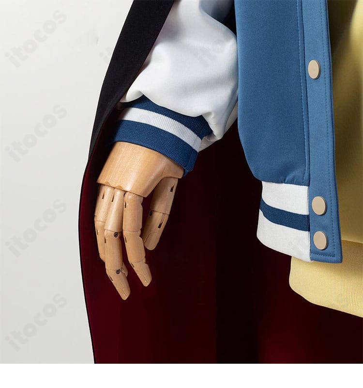 袖口の装飾ディテール。カフ部分の縁取りとステッチが映えるクローズアップ