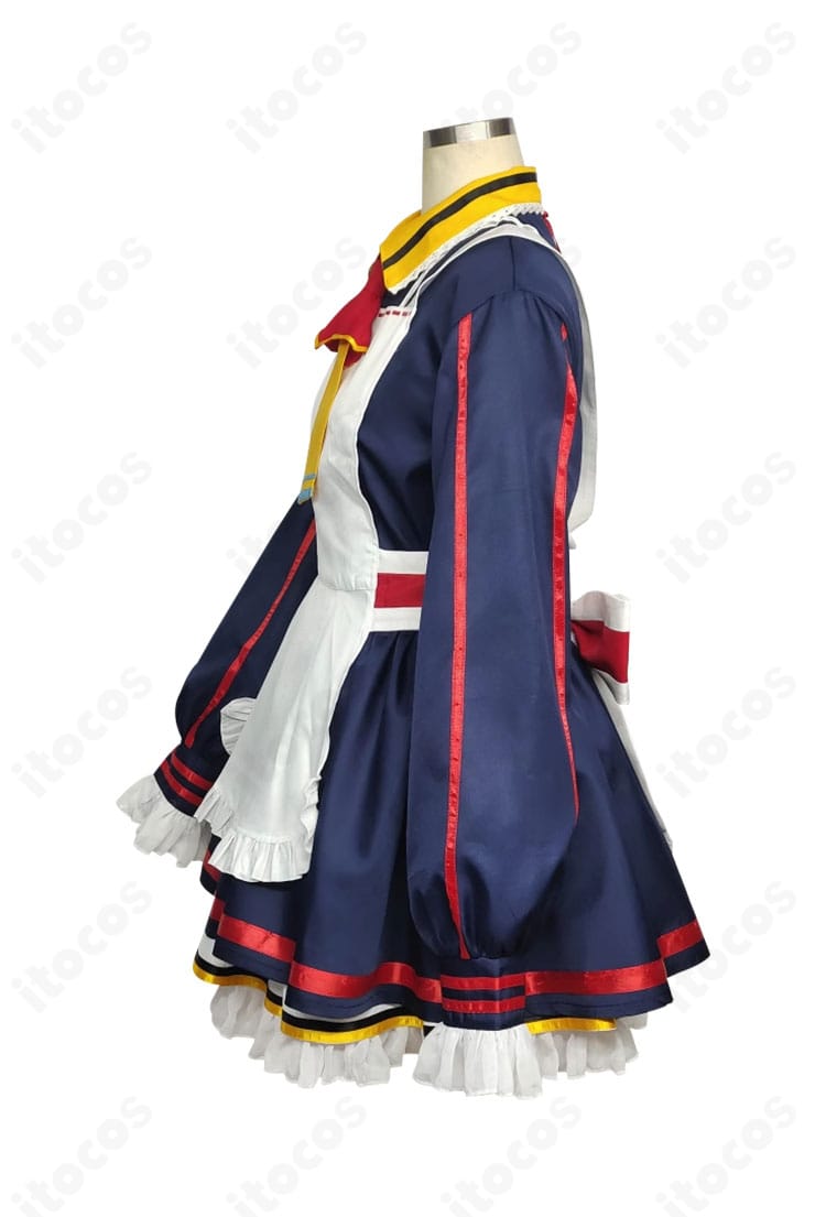 左側装飾ディテール。刺繍風トリムとエプロンのステッチ、髪飾りの質感をクローズアップ