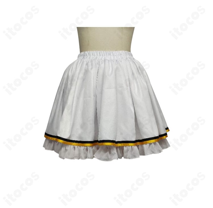 スカート裾の装飾ディテール。切り替えラインとフレアの広がり、撮影映えを強調