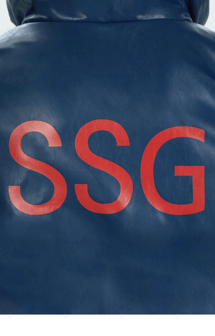 背面ディテールのクローズアップ。コートのハリ感とステッチワークで品質の良さを表現。