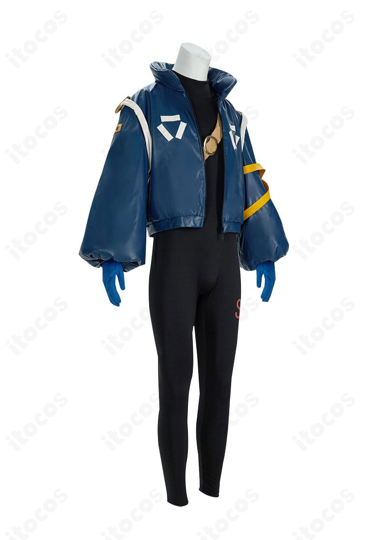 ロロノア・ゾロのエッグヘッド編衣装を側面から撮影。ショルダーストラップや袖周りの立体感あるディテールを確認できます。