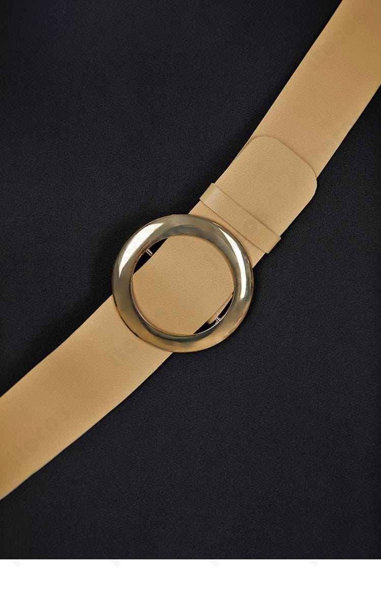 斜めショルダーストラップの装飾アップ。ゾロの特徴的なアクセサリーと固定パーツの再現度を示す画像。