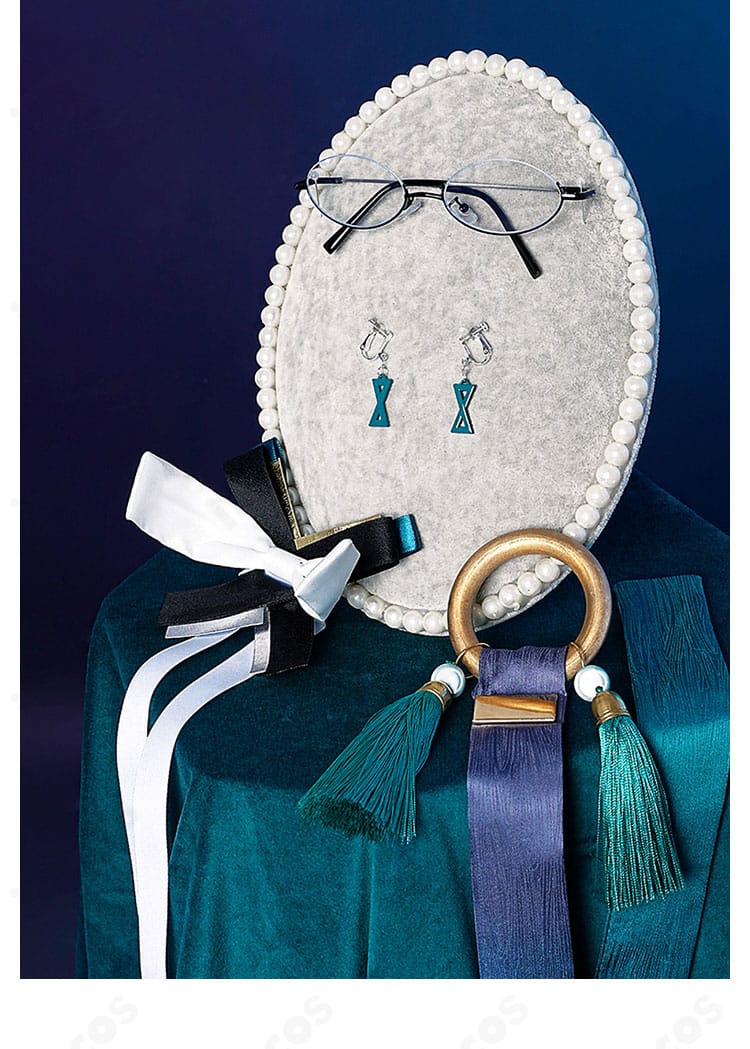 眼鏡・耳飾り・リボンヘアアクセのセット。小物のカラーリングと形状を確認できる写真