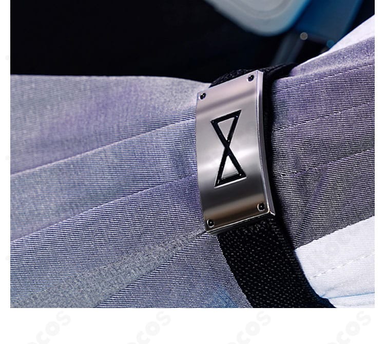 腕飾りのアップ。手首飾りの素材感と固定方法のディテール