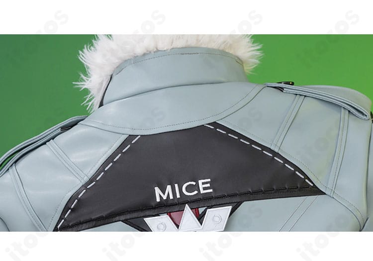 コート背面ディテールの接写。背面パネルのステッチと端処理の丁寧さを示す画像