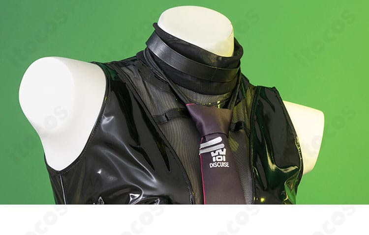 ネックアクセサリーとネクタイ・ネクタイピンのアップ。首元コーデの質感とアクセの配置が分かる