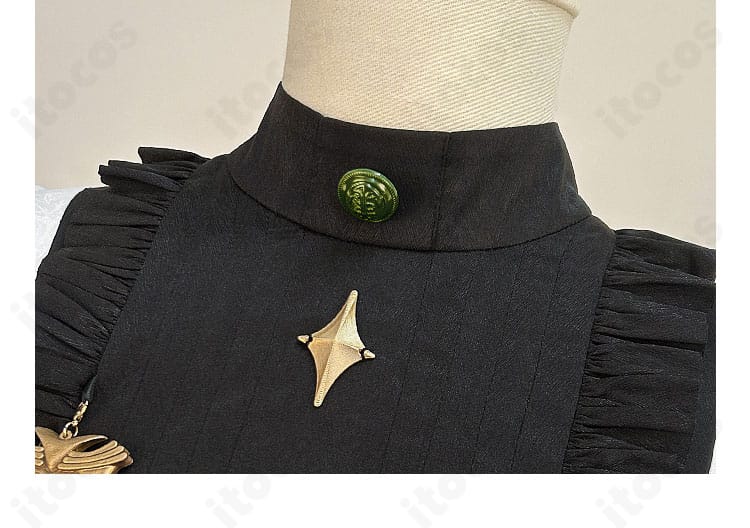 襟の装飾ディテール。華やかな襟デザインと蝶ネクタイ周りの意匠がわかるアップ。