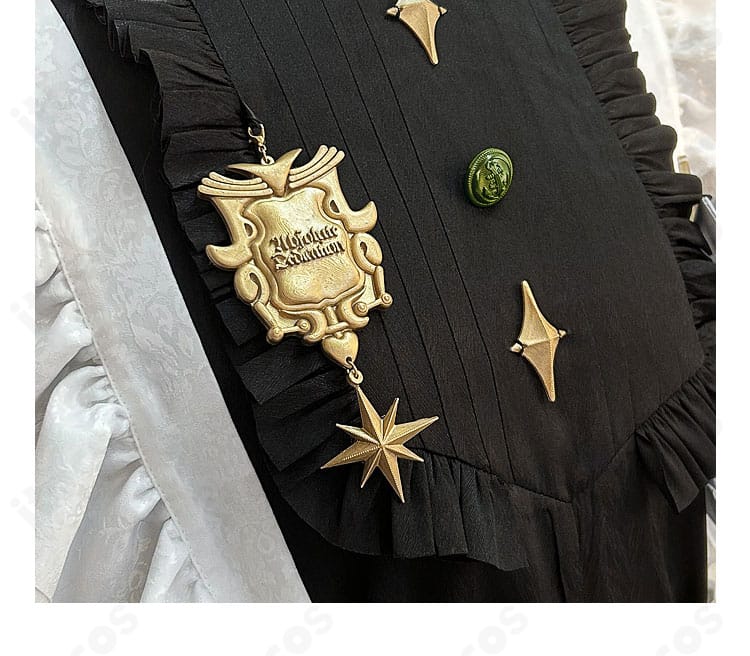 胸元装飾のクローズアップ。胸飾りの造形と配置バランス、素材の光沢感を表現。