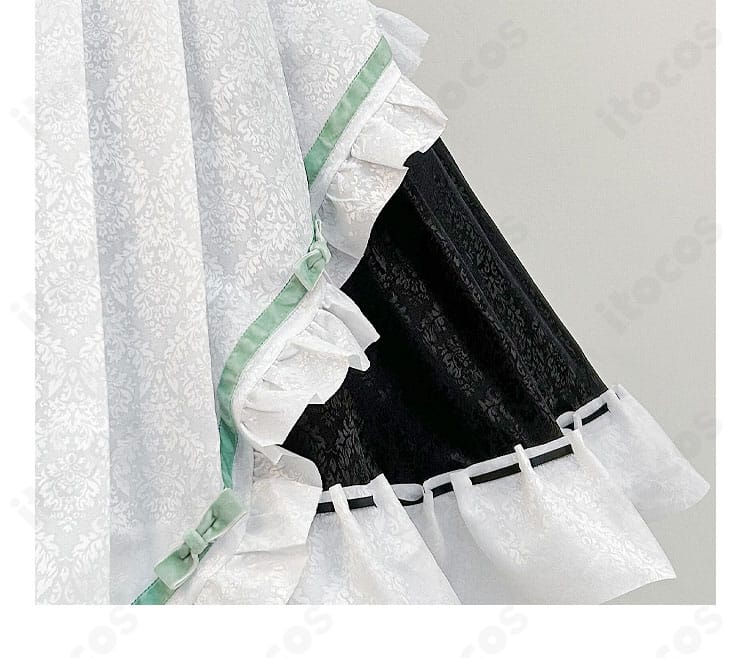 裾装飾のクローズアップ。縁取りの華やかさとステッチの綺麗さを示すディテール。