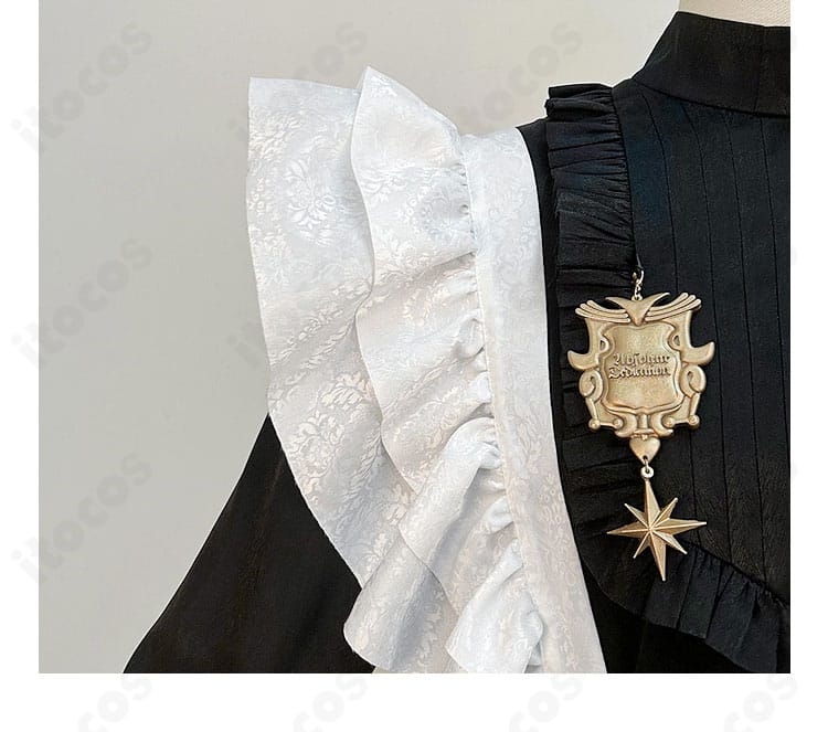 肩袖部分のディテール。レースや切替の精巧さ、立体感のある袖口デザインを強調。