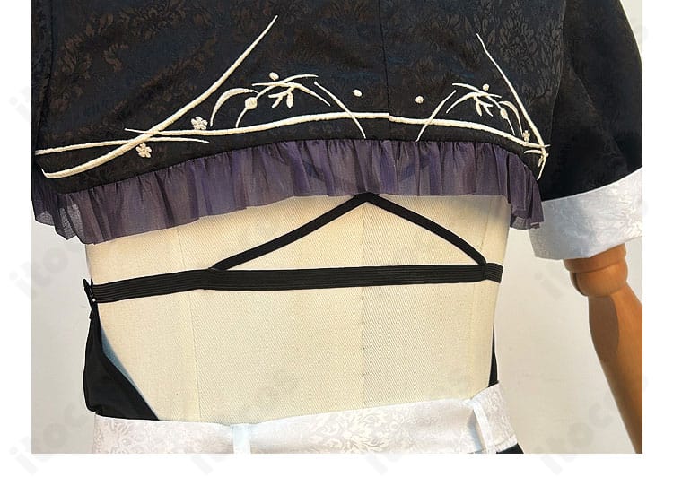 背面のきめ細かな作り。ファスナー周りと切替線、自然なドレープ感