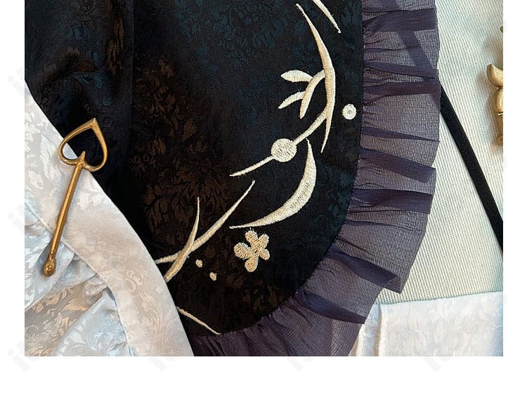 衣領部分の刺繍と装飾ディテール。縁取りの丁寧な仕上げと高発色の配色