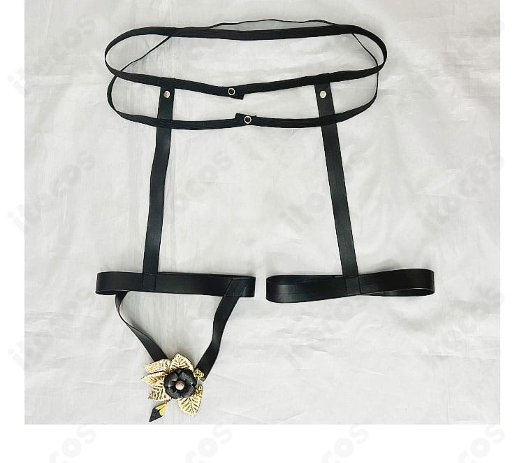 バンド装飾のディテール。コーデ全体のアクセントになる配色と質感