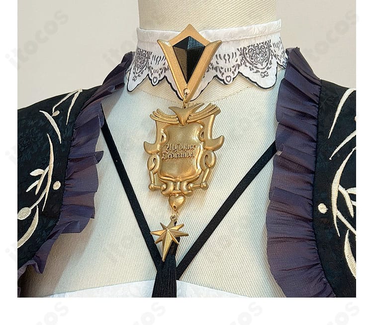 首飾りの装飾アップ。センターパーツと留め具の質感、衣装全体とのバランス