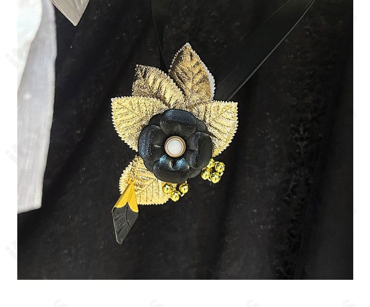 花飾りのディテール。立体フラワーとビーズの輝きで華やかさをプラス