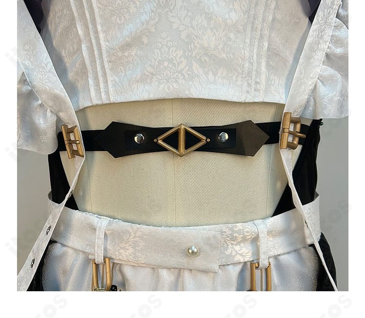 ウエスト装飾のクローズアップ。ベルトと飾り金具、シルエットを引き締めるアクセント