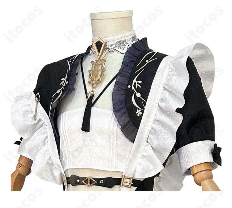 襟飾りのクローズアップ。刺繍モチーフと配色、レイの雰囲気に合う上品なデザイン