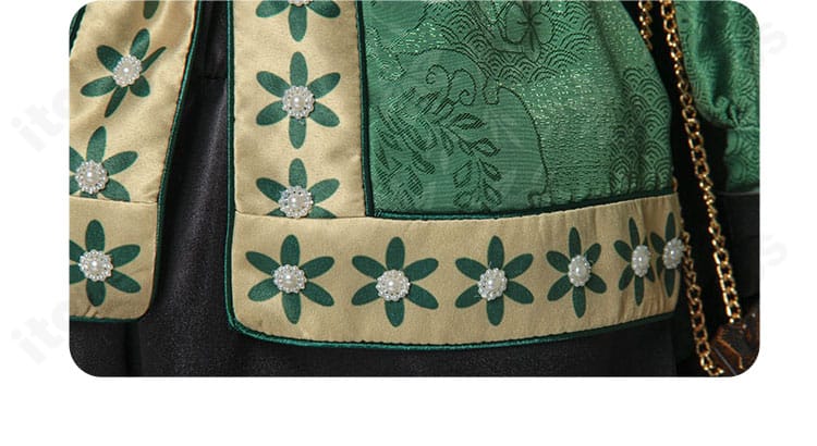 衣裾装飾のディテール。端処理と装飾の美しさを示すクローズアップ