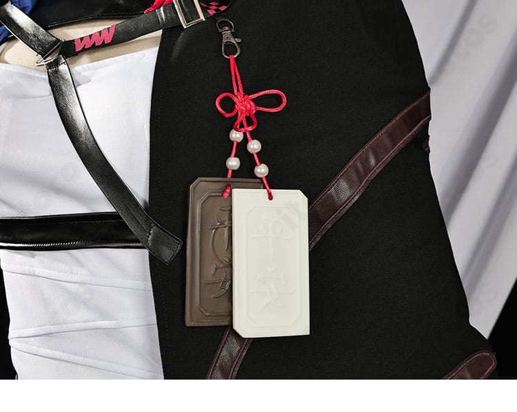 マルベリー衣装の胸部飾りアップ。シンボリックなアクセサリーの質感と固定方法が分かる。