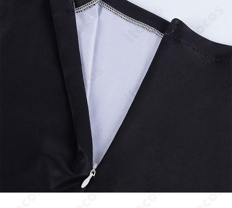 チェーン装飾の詳細。揺れ感のあるメタルパーツの仕立てと固定方法が分かるディテール画像