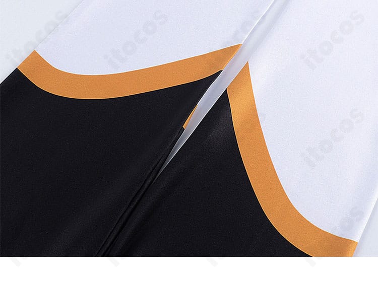 パンツ装飾のクローズアップ。ステッチと意匠パーツの配置、撮影で映える質感を示す画像