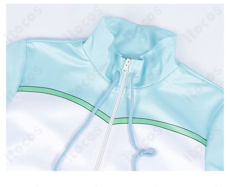 コート装飾のクローズアップ。襟元の意匠やエンブレム風パーツ、刺繍の質感が分かる画像