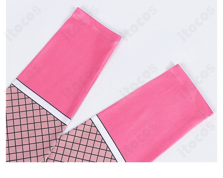 袖部分の装飾ディテール。トリムの配色と留め具の質感を捉えた近接画像