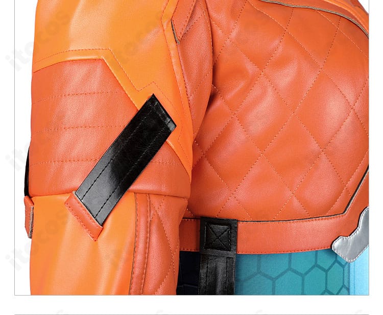 外套袖の装飾ディテール。袖口周辺の配色とステッチの拡大