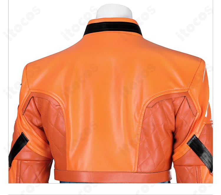 外套背面装飾の近影。背面ラインと切替の配置バランスが分かる画像