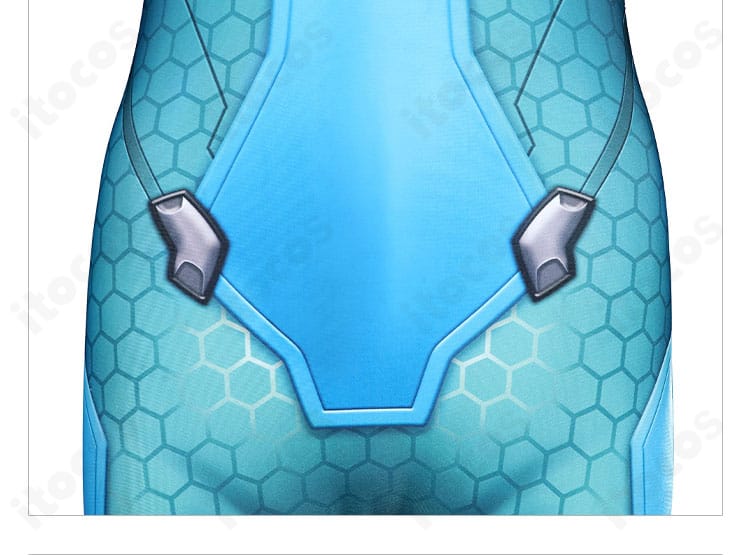 腰部装飾の詳細。ベルトライン風の切替でタクティカルな印象を演出