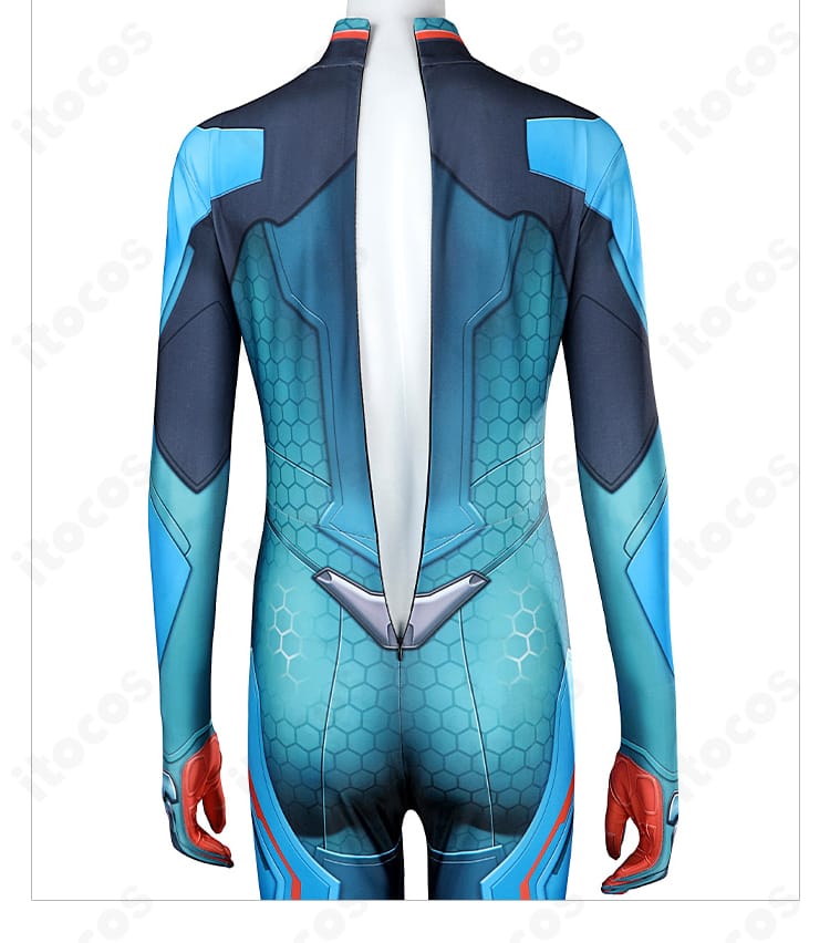 背面全体ディテール。背中から裾にかけてのライン連続性を示す