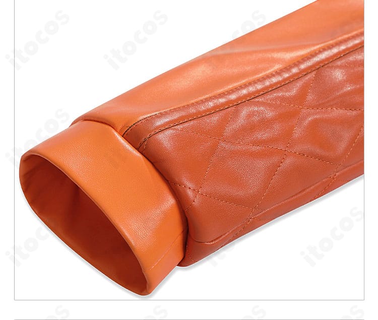 外套袖口の近接。カフ周りの配色切替とステッチが確認できる