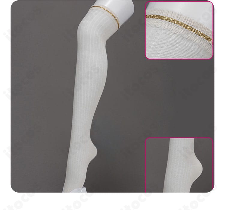 星宮いちご衣装の靴下・腿部飾りのディテール。可愛らしい装飾とステッチワーク、色合わせが見える足元のアップ。