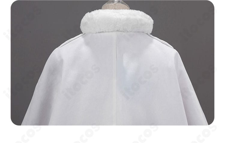 背面装飾のクローズアップ。ポンチョ後ろのモチーフや縁取り、生地の落ち感と光沢バランスを確認できる画像。