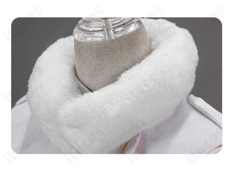 ホワイトポンチョ衣装の首元ディテール。スヌードの編地風表情と襟元の刺繍・縁取りの再現度がわかる拡大画像。