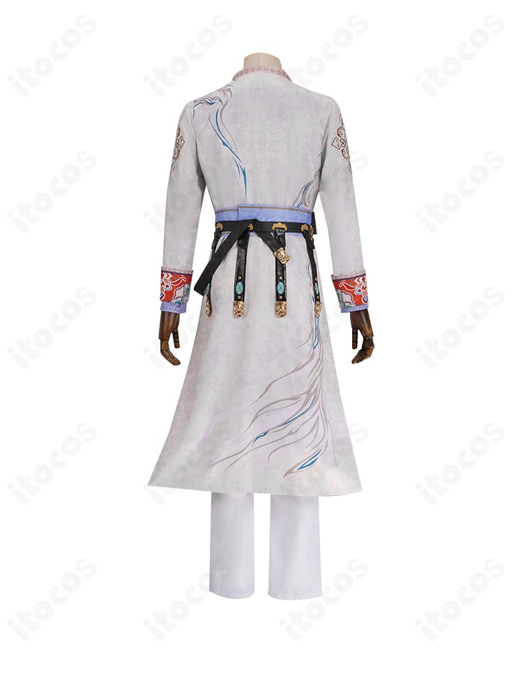 背面のセイヤ衣装。バックスタイルの装飾配置とコート裾のデザインを詳細に表示。