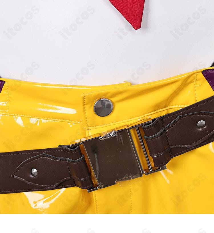 腰ベルトの装飾ディテール。バックル形状、ベルト幅、装飾位置が分かるクローズアップ。