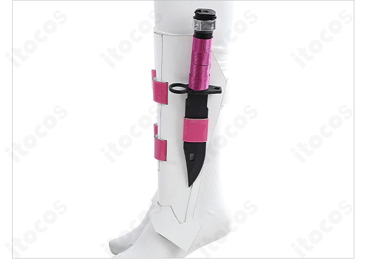 太もも部の小道具ホルダー装飾を写したグウェン・プール衣装ディテール