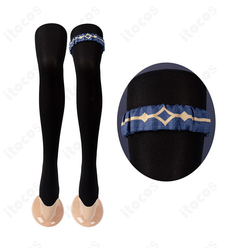 タイツと脚部アクセサリーの接写。太もも飾りとラインの見栄えを強調した足元ディテール。