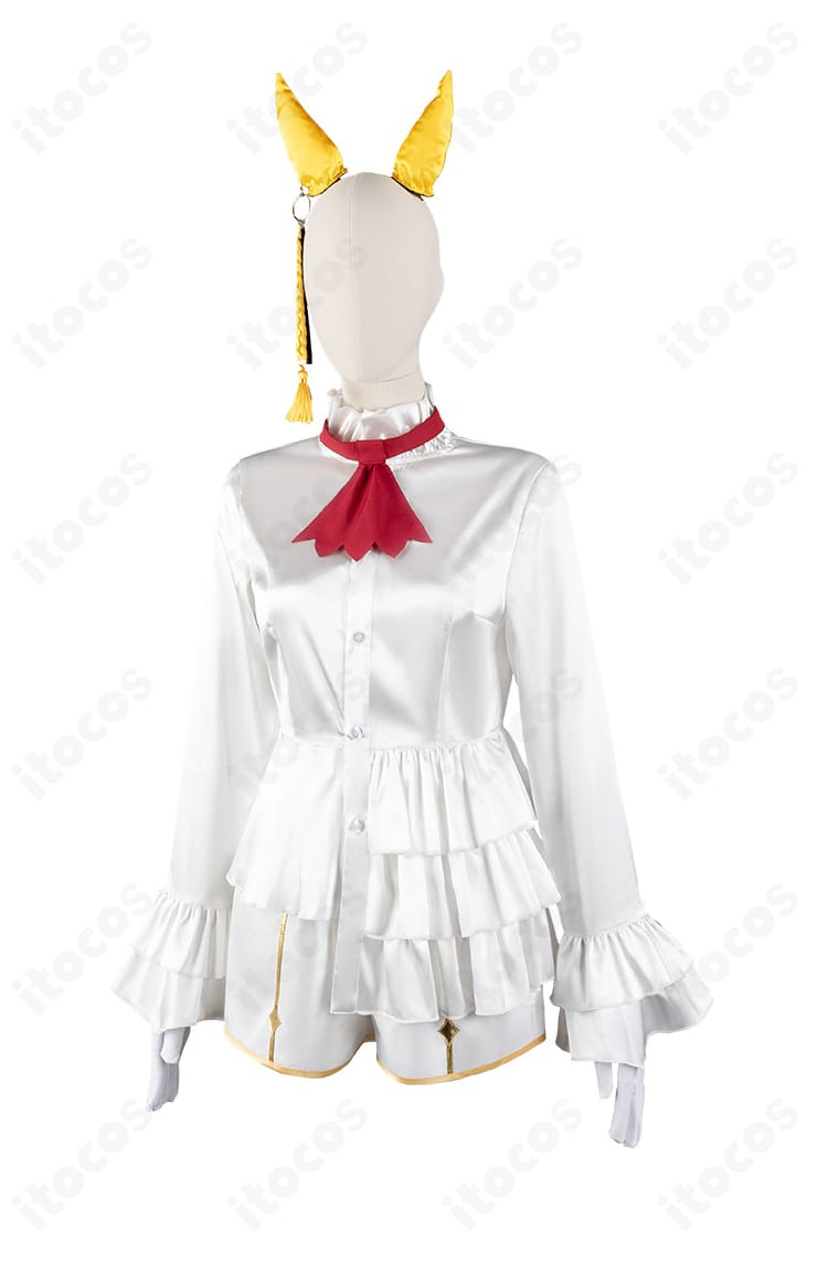 インナー正面ディテール。シャツの襟元やスカーフの結び位置、胸元の見え方を確認できる画像。