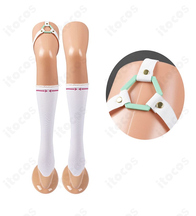 太もも飾りとニーハイソックスの組み合わせ。アクセサリーの固定感とコーデ全体のバランスを表現。