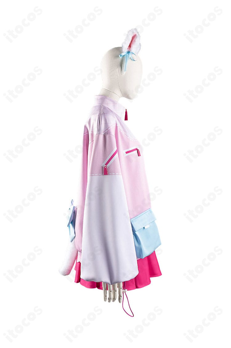 天王寺璃奈 衣装の左側ディテール。袖口や飾りテープ、ベルト周辺の意匠が分かるクローズアップ。